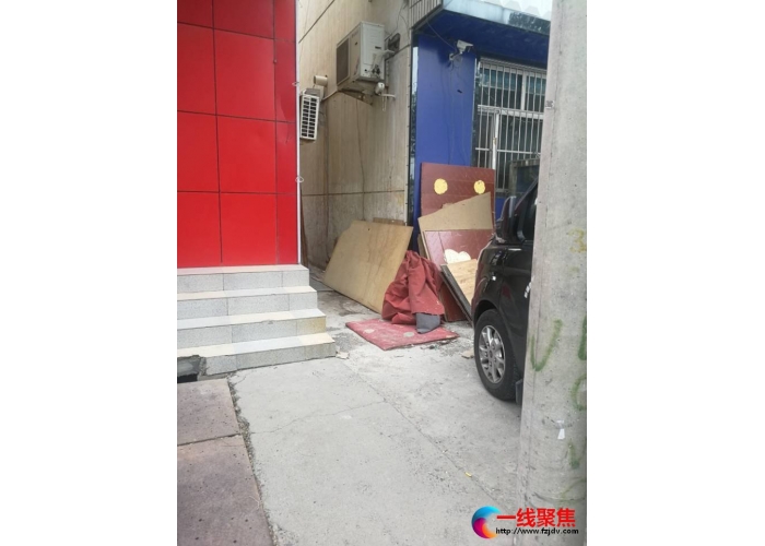被随意丢弃的木板与城市的美景格格不入