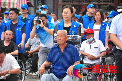 青岛：即墨30名残疾人在志愿者陪同下逛古城感受即墨新变化