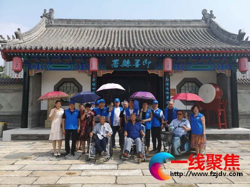 青岛：即墨30名残疾人在志愿者陪同下逛古城感受即墨新变化