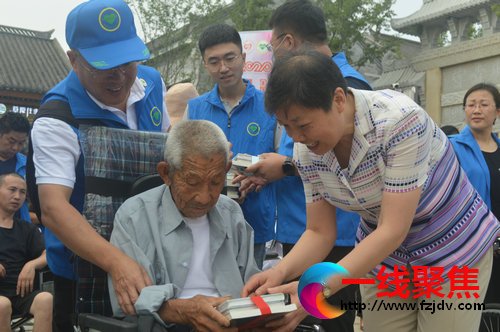 青岛：即墨30名残疾人在志愿者陪同下逛古城感受即墨新变化