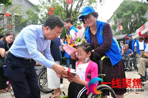 青岛：即墨30名残疾人在志愿者陪同下逛古城感受即墨新变化