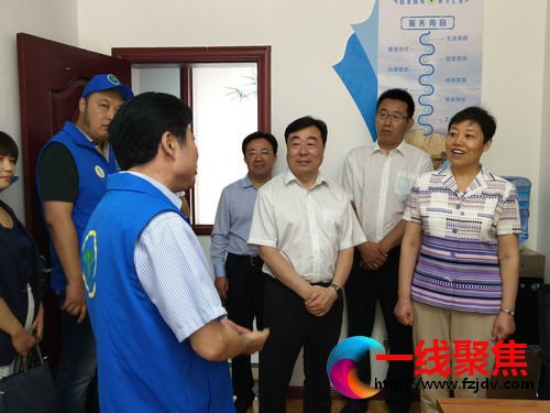 青岛：即墨30名残疾人在志愿者陪同下逛古城感受即墨新变化