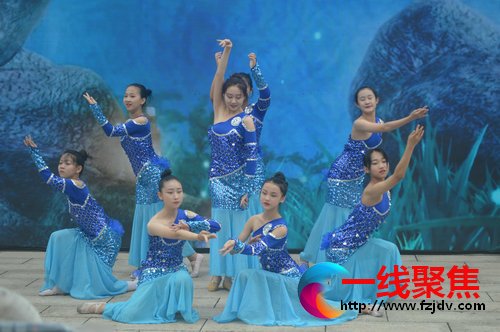 青岛：即墨30名残疾人在志愿者陪同下逛古城感受即墨新变化