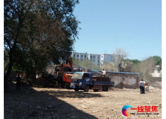 城管助力旧城改造  拆除自建房