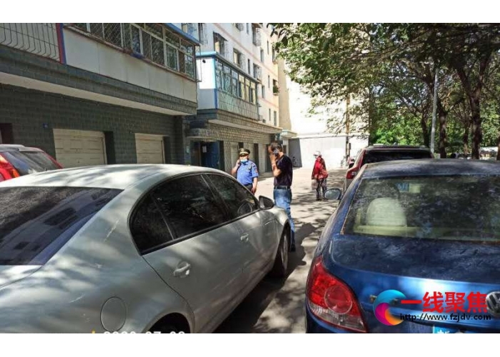 私家车库门被堵  城管协调速移车