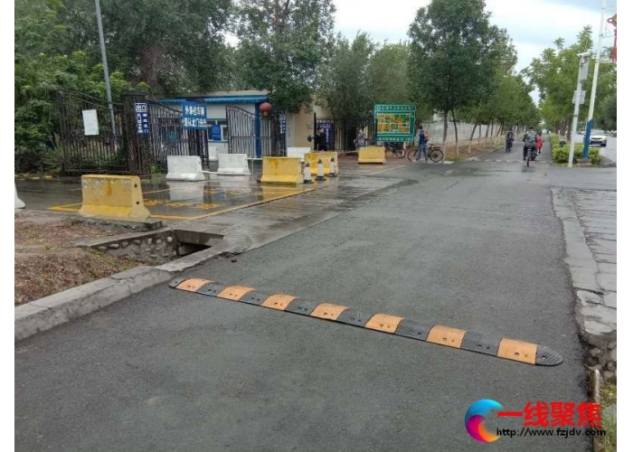 拆除非机动车道减速带 方便市民通行
