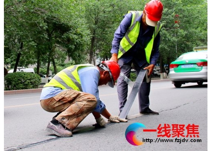 路面裂缝  一贴即可