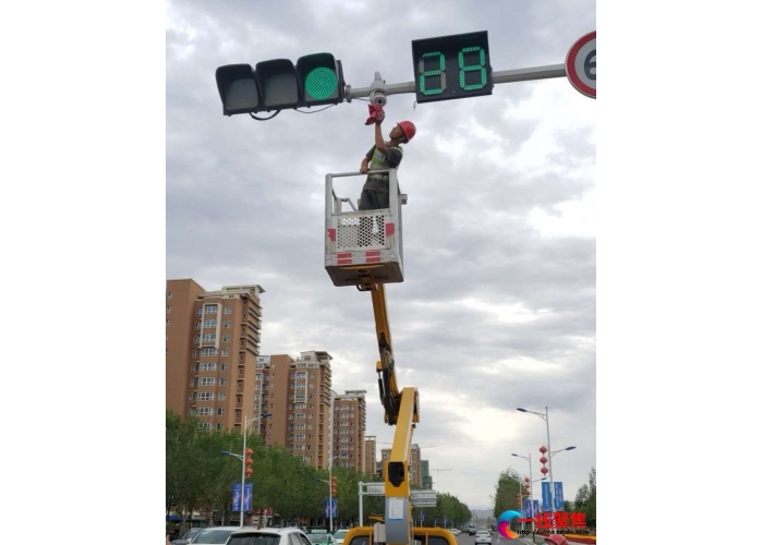 开发区路灯所擦洗公安交通监控设施