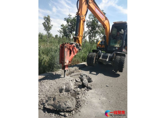 道路上突现混凝土料堆   紧急消除安全隐患
