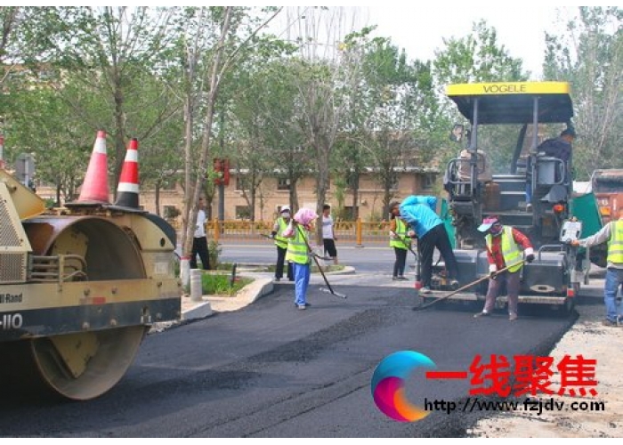 硬化路口 抑制扬尘 天山路九个叉路口全部铺设沥青砼