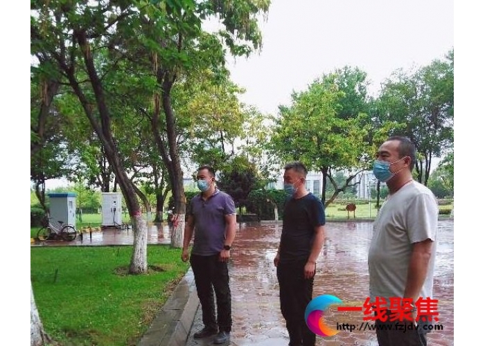 雨天巡查不松懈 园林管理不停歇