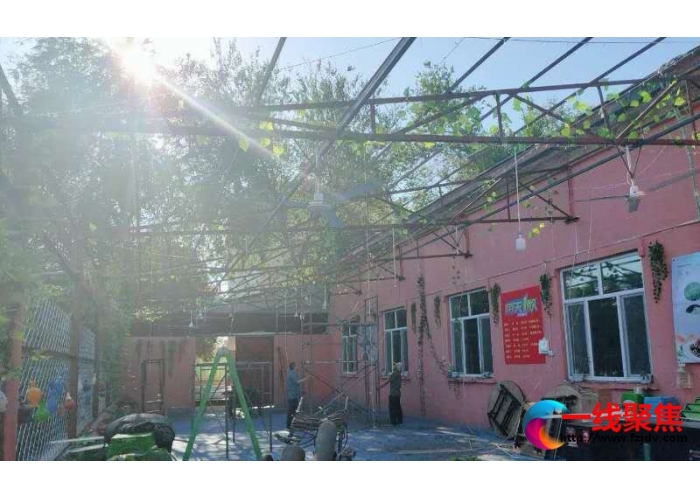 城管拆除私搭乱建  助力道路改造工程