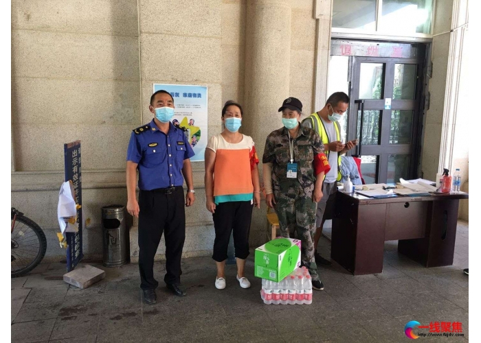 市政监察为社区防疫人员送水