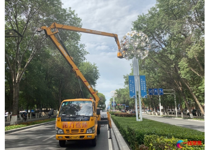 加强疫情防控 做好路灯维修