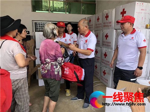 永康红十字会发放救灾物资 情暖受灾群众