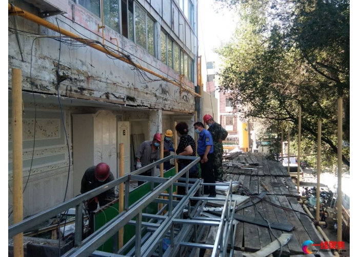 城管协调拆除临街二楼私搭乱建