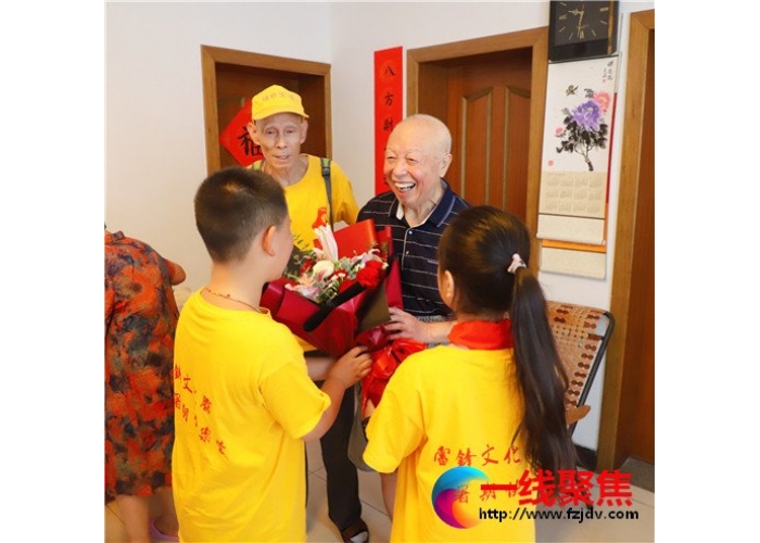 怀念雷锋 拜访老连长
