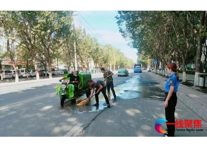 城管大队严查车辆带泥上路