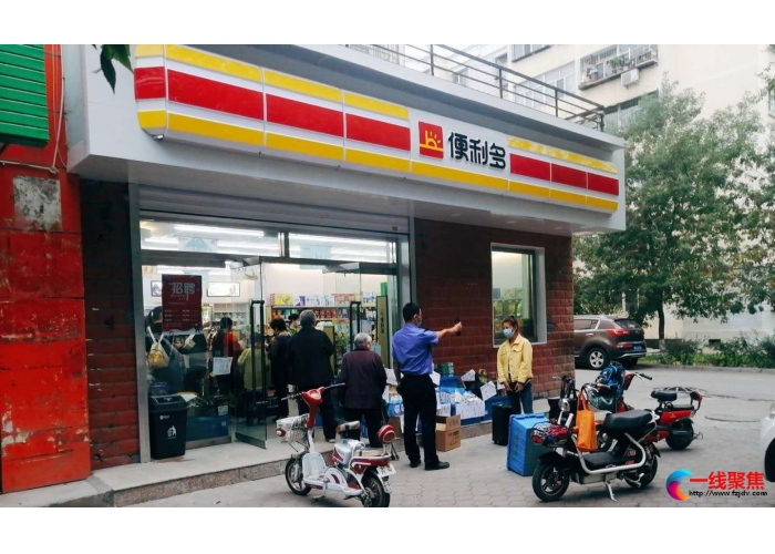 城管大队清理整治“乱堆乱放”行为