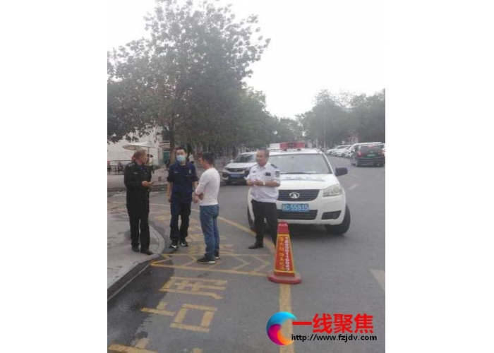 城管消防联合执法 加强静态停车管理