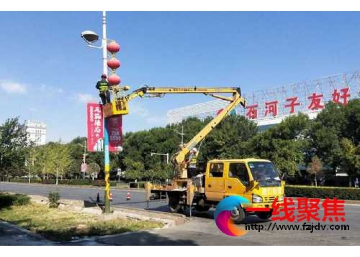    配合城市道路改造 拆除中国结红灯笼