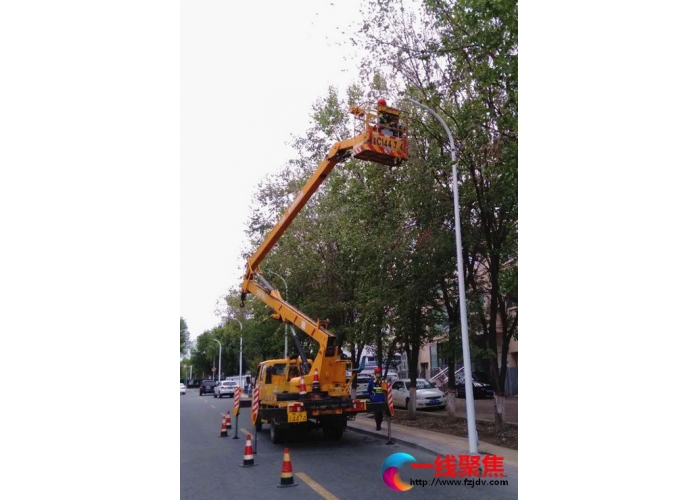 拆除路灯 为学校新建大门提供方便