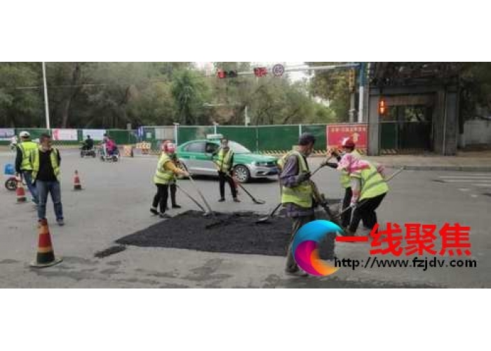 强化道路修补  为创城加把劲