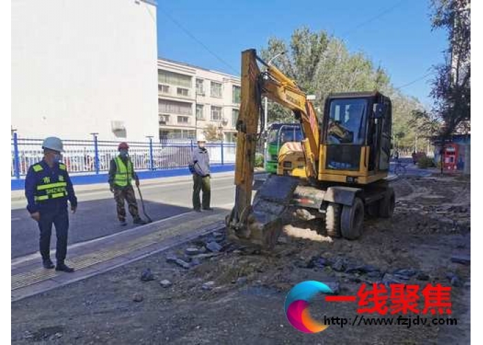 小型停车场建成 彩砖增添美观