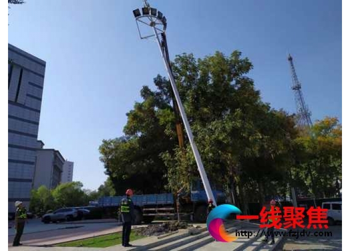 新建小游园  拆除路口高杆灯