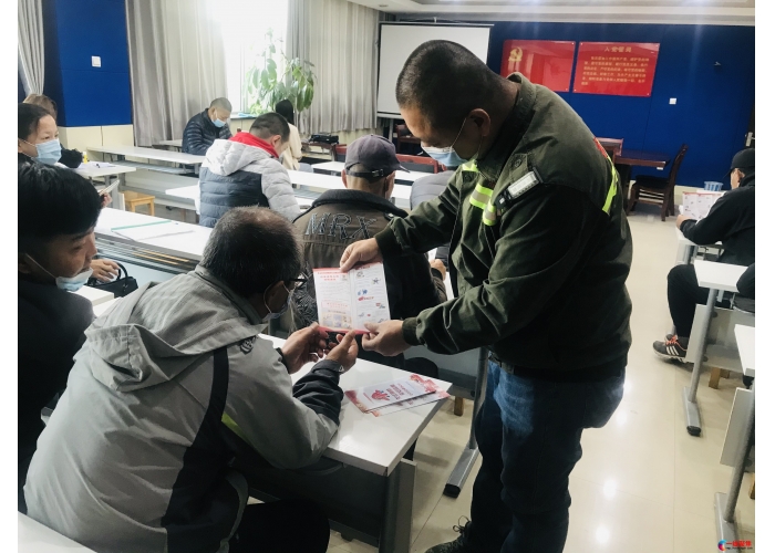 发放消防安全手册  增强职工安全意识