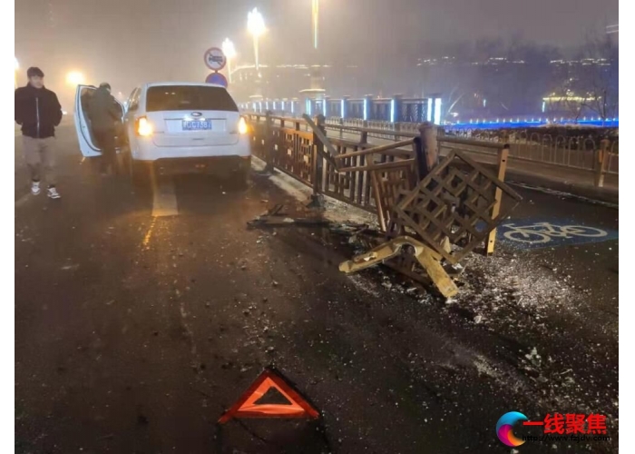 明珠河桥上被撞护栏 已修复完好