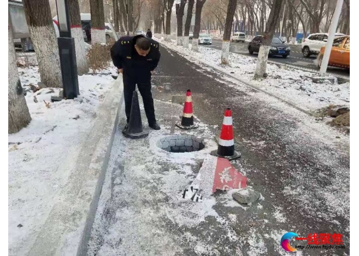 慢车道上出现黑洞  市政监察督办恢复