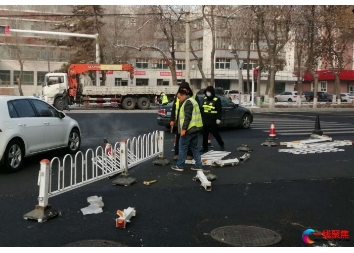 市区道路十字路口全部安装行人护栏