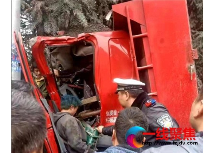 隆回：撬窗救人夹缝求生