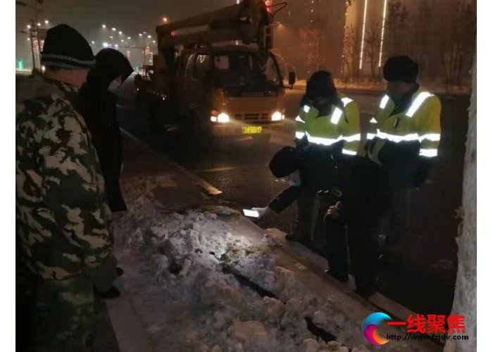奋战雪夜  排除路灯故障