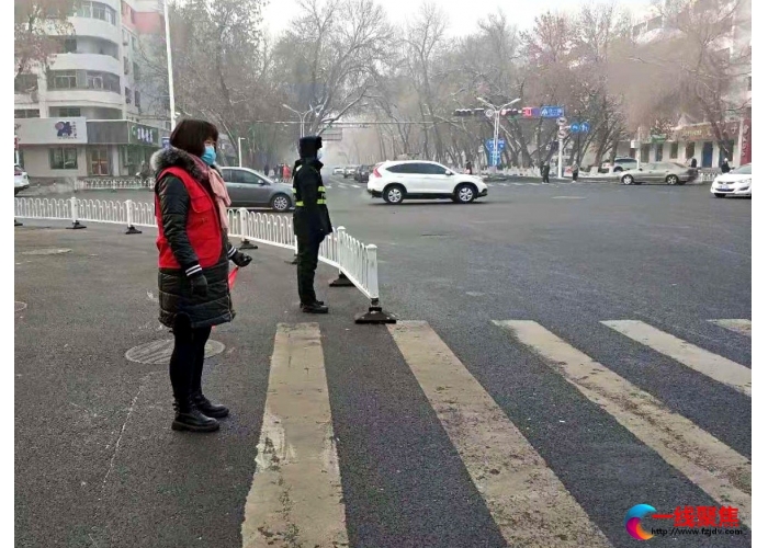 参与文明劝导  为创城持续发力