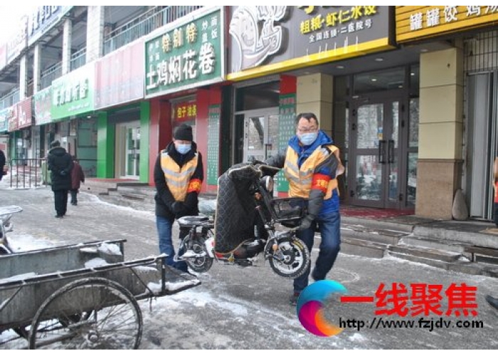 文明劝导协助商铺解决困难