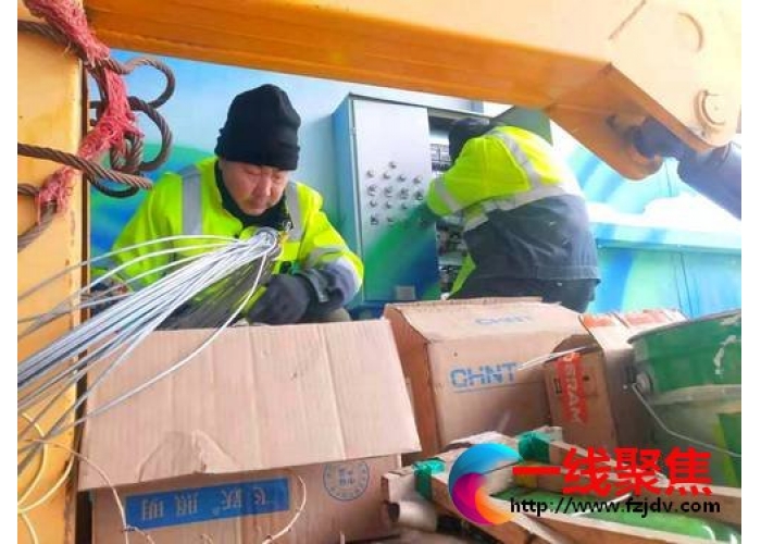 下穿通道出现灯光故障  路灯人紧急抢修