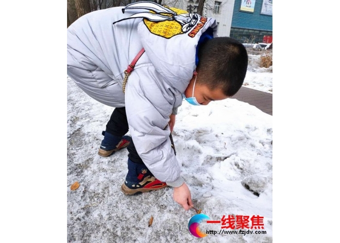 小烟头捡出大文明 助力创城你我同行