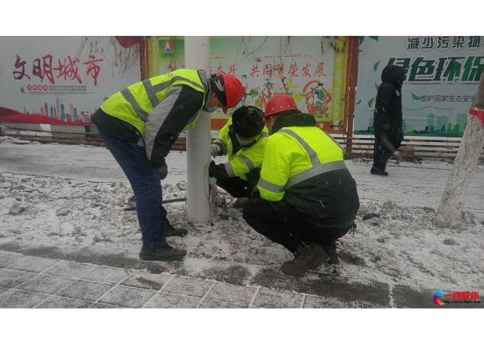 大雪纷飞中 抢修暖人心