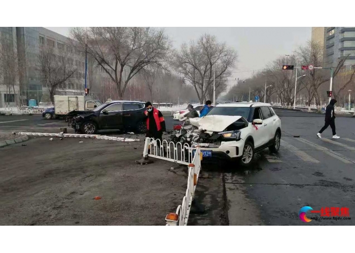 路口两车相撞  呼吁行车安全