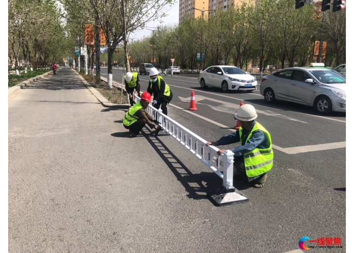 天山路交叉口安装道路防护栏