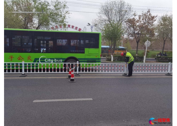 拆除护栏 方便出行