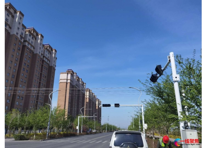 修复信号灯故障 确保节日交通安全