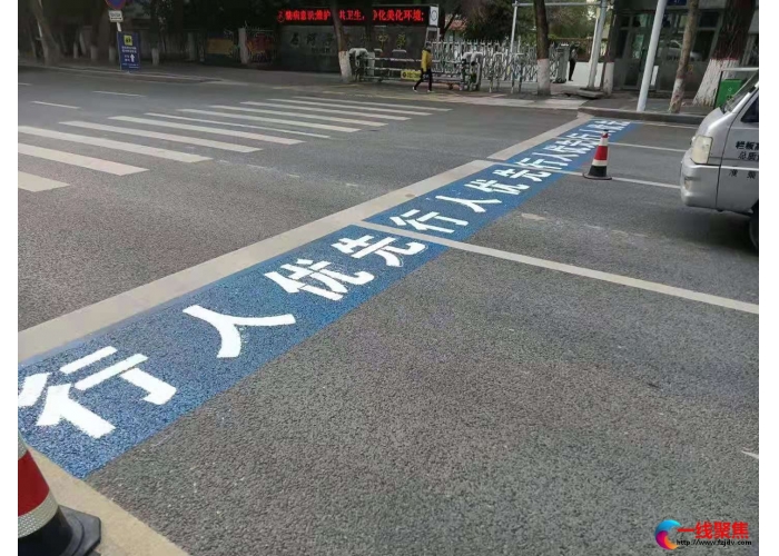 礼让行人 让斑马线成为城市的“文明线”