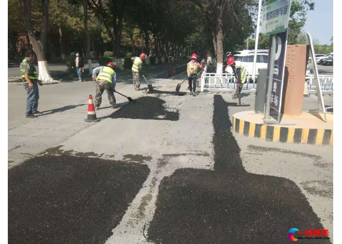 加强道路日常维护 美化城市环境