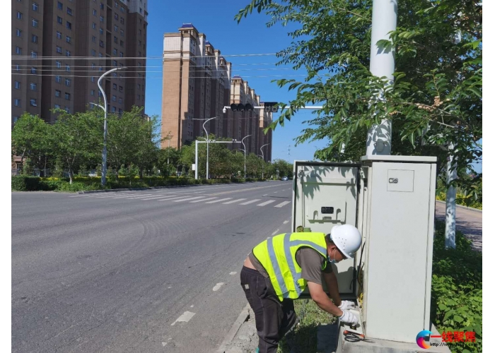 南子午路与南七路交叉口信号灯亮了