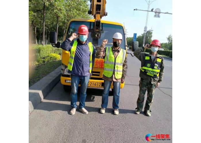 班前安全宣誓  路灯检修前的“必修课”