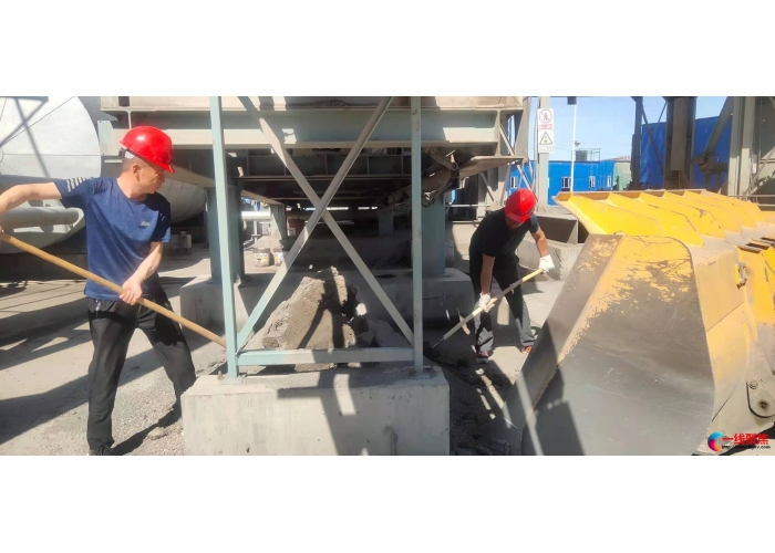清理冷料仓   确保场地整洁