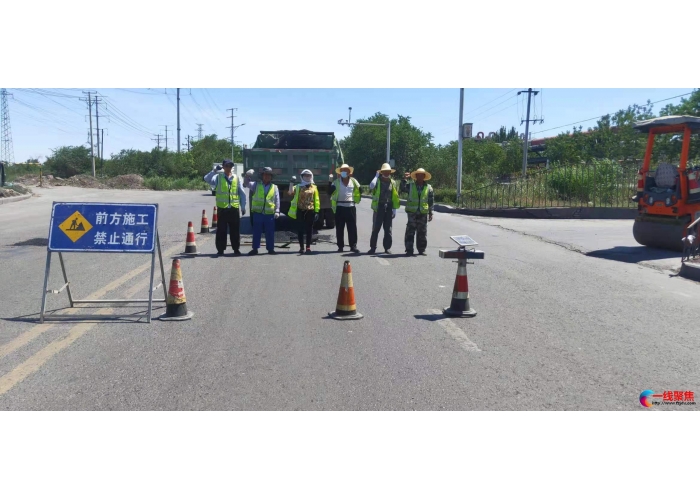 修补破损道路 助力创卫攻坚